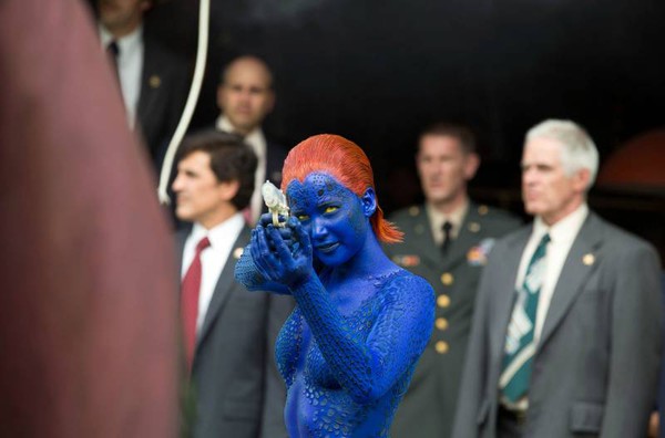 Mystique (X-Men: Days of Future Past) cầm súng ngắm bắn Magneto  1