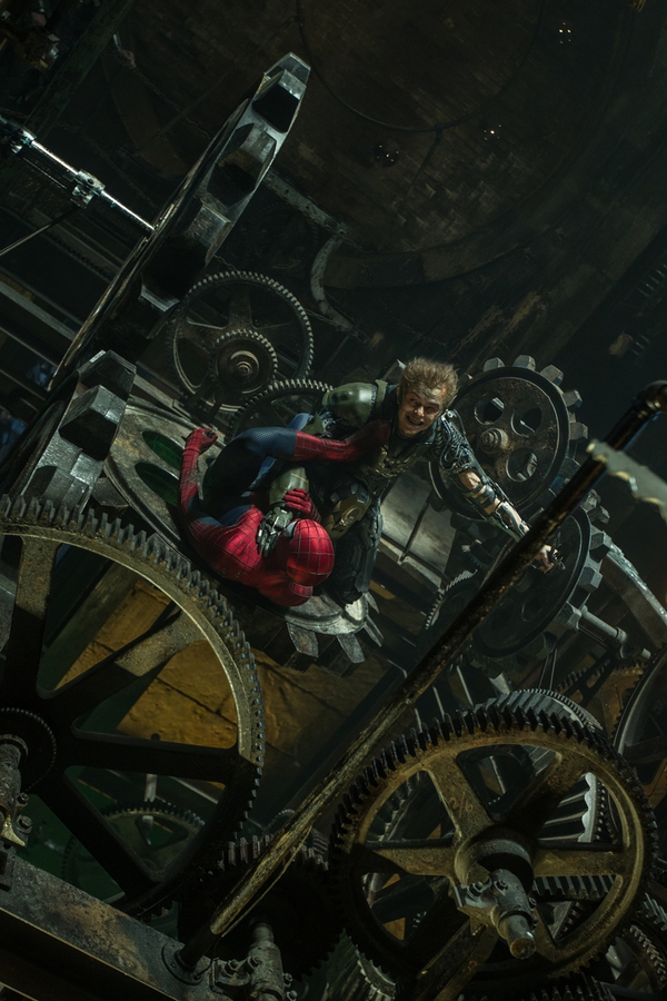 THE AMAZING SPIDER-MAN 2 bị đè ra bóp cổ , Người Nhện Siêu Đẳng 2 bị bóp cổ