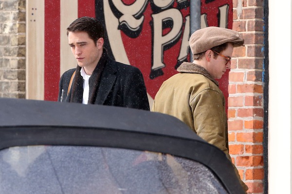 Robert Pattinson khốn khổ vì bạn diễn 4 chân 5