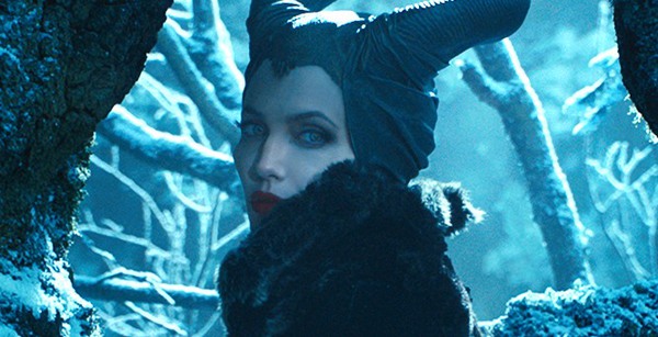 Angelina Jolie tập làm phù thủy với con trong phòng tắm  2