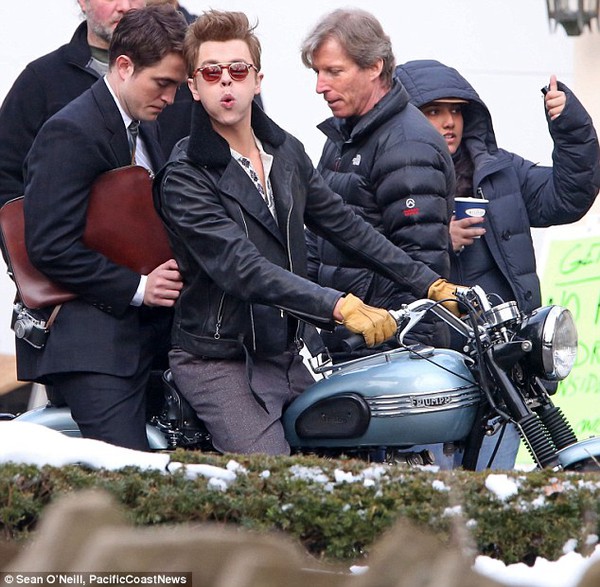 Robert Pattinson hãi hùng ngồi sau tay lái của "kẻ thù Người Nhện" 3