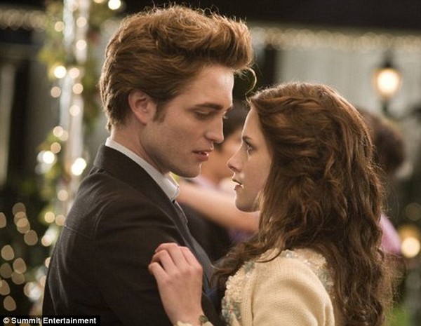 Robert Pattinson và Kristen Stewart vướng vụ kiện chẳng-liên-quan 1