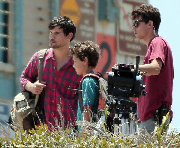 Taylor Lautner cởi áo, “trồng cây chuối” bên bờ biển 5