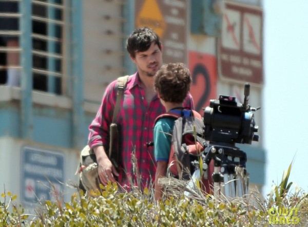 Taylor Lautner cởi áo, “trồng cây chuối” bên bờ biển 6