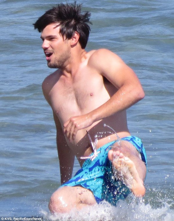 Taylor Lautner cởi áo, “trồng cây chuối” bên bờ biển 4