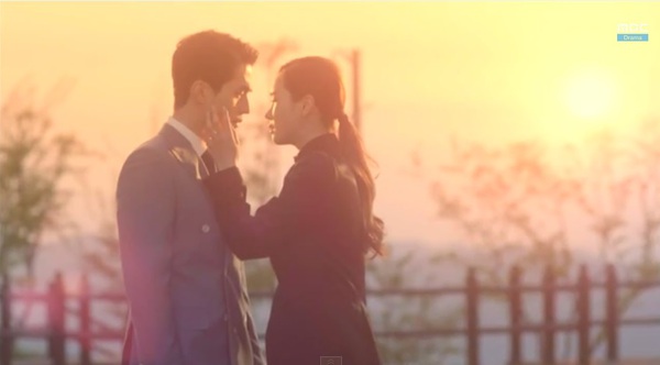 Ah Mo Ne (Lee Da Hae) chủ động hôn Cha Jae Wan (Lee Dong Wook) 1