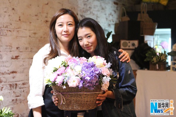 Park Shin Hye đời thường giản dị, trổ t&agrave;i cắm hoa tr&ecirc;n truyền h&igrave;nh 6