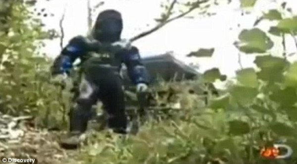 Nhà đ&ocirc;̣ng v&acirc;̣t học tự nguy&ecirc;̣n cho trăn nu&ocirc;́t s&ocirc;́ng vào bụng đ&ecirc;̉ quay phim 2