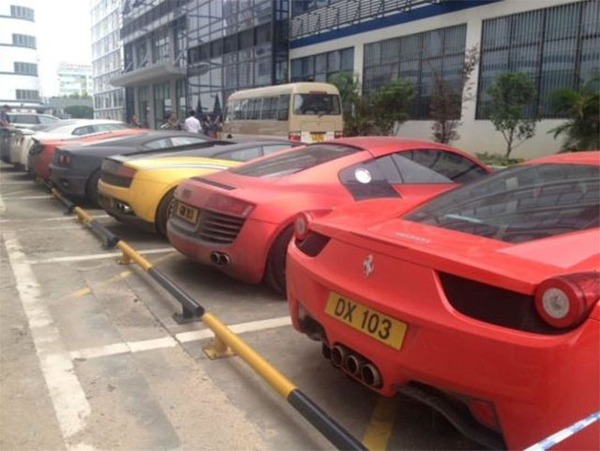 13 đại gia Hồng K&ocirc;ng bị bắt giữ trong vụ 12 si&ecirc;u xe đua tr&aacute;i ph&eacute;p 5