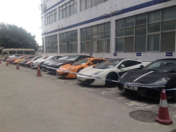 13 đại gia Hồng K&ocirc;ng bị bắt giữ trong vụ 12 si&ecirc;u xe đua tr&aacute;i ph&eacute;p 6