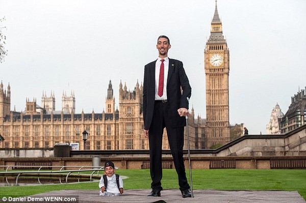Cuộc "chạm trán" giữa người đàn ông cao nhất và thấp nhất thế giới 5
