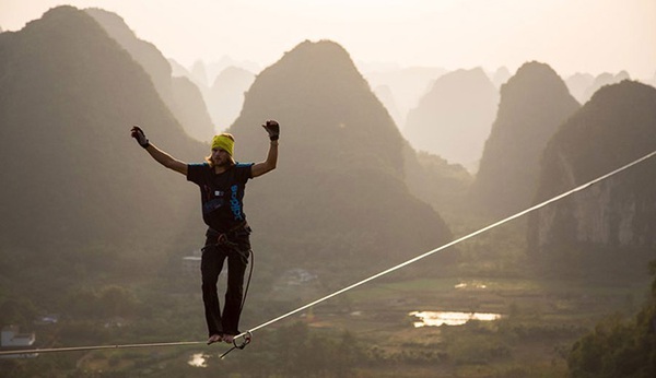 Màn biểu diễn đi dây trên không mạo hiểm dài 375m, cao 100m lập kỷ lục Guinness 1