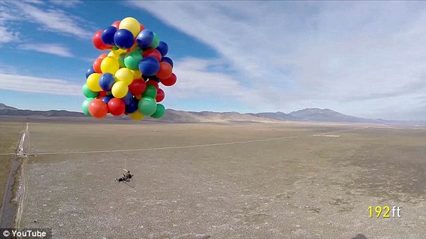 D&ugrave;ng 90 quả b&oacute;ng bay để bay l&ecirc;n trời như trong phim "V&uacute;t bay" 1