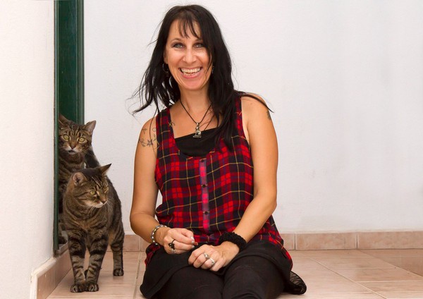 Người phụ nữ kỉ niệm 10 năm cuộc hôn nhân viên mãn với... 2 chú mèo 4