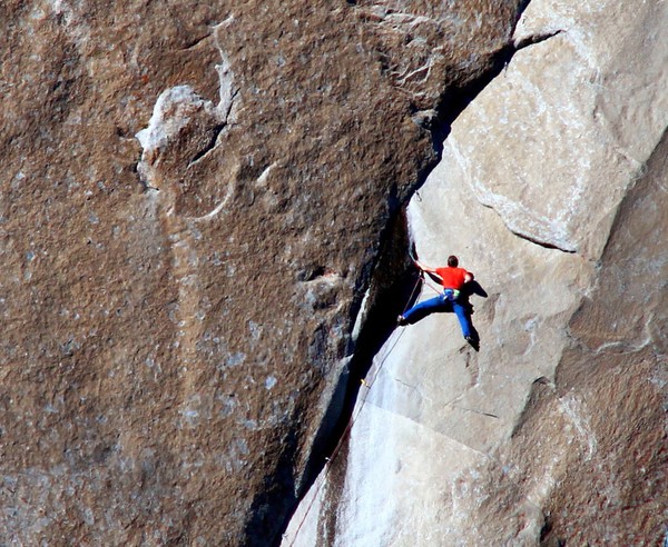 Hai người đàn ông tay trần leo vách đá dựng đứng 900m, sắc như dao 2