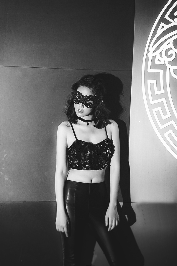 Những set đồ đen dễ kiếm gi&uacute;p bạn "biến h&igrave;nh" quyến rũ ng&agrave;y Halloween 7