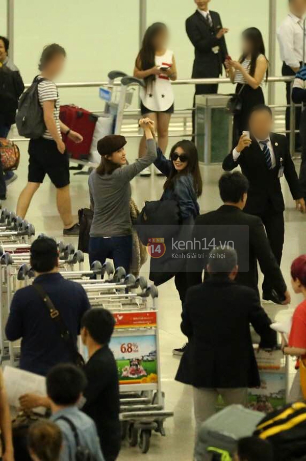 T-ara vẫn đi cửa thường, vẫy tay chào khán giả Việt để trở về Hàn Quốc  18