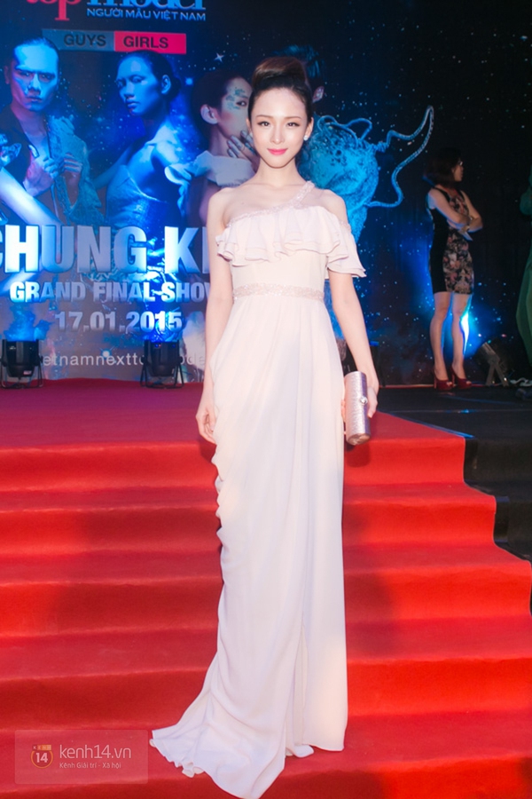  Ngọc Trinh mặc váy đụng hàng Hyuna trên thảm đỏ Vietnam's Next Top Model 10