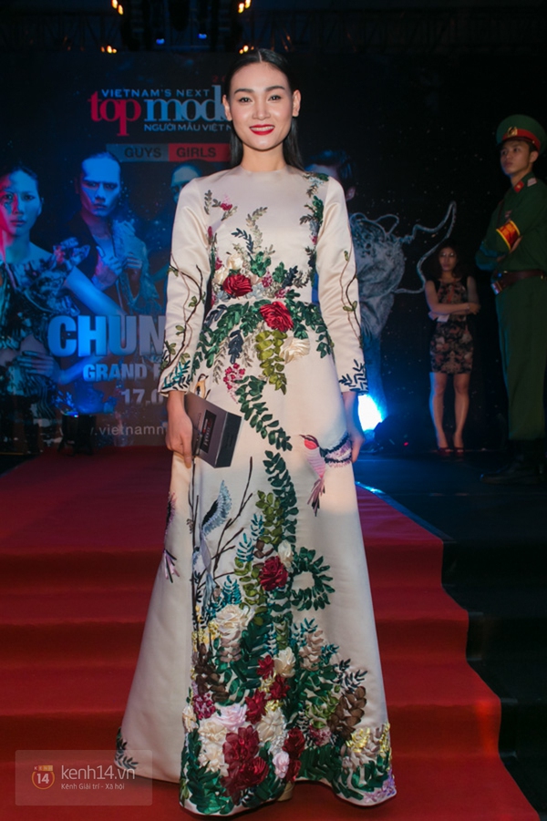  Ngọc Trinh mặc váy đụng hàng Hyuna trên thảm đỏ Vietnam's Next Top Model 16