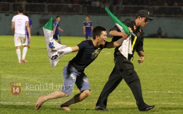 HAGL 5-1 Phú Yên: Fan cuồng lao xuống sân ăn mừng bàn thắng của Hồng Duy 1