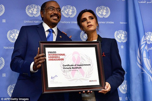 B&agrave; x&atilde; David Beckham thiết kế &aacute;o ủng hộ chiến dịch ph&ograve;ng chống AIDS 2