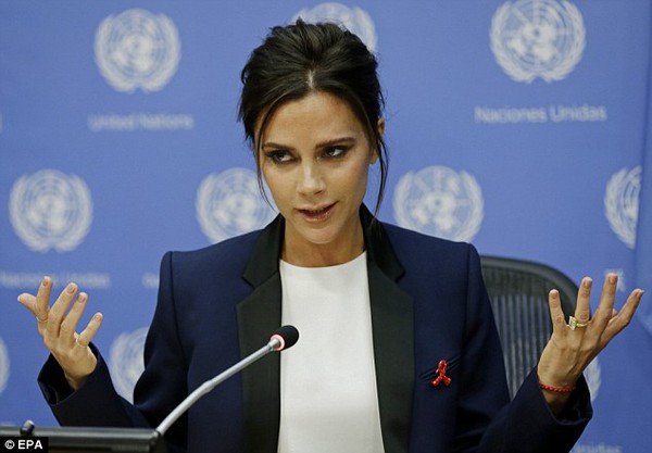 B&agrave; x&atilde; David Beckham thiết kế &aacute;o ủng hộ chiến dịch ph&ograve;ng chống AIDS 3