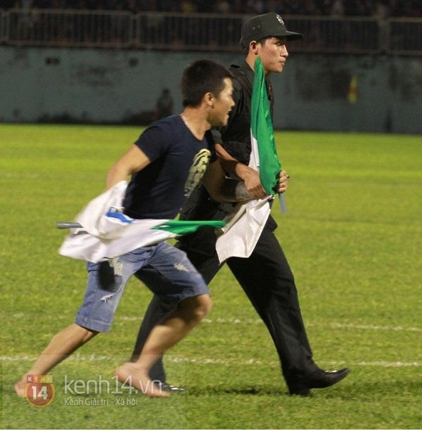 HAGL 5-1 Phú Yên: Fan cuồng lao xuống sân ăn mừng bàn thắng của Hồng Duy 2