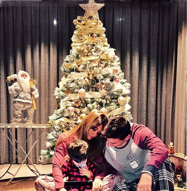 Bạn gái Messi khoe ảnh Giáng sinh lung linh ấm áp 1