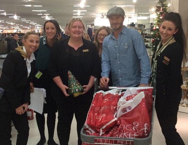 Beckham “bụi bặm” đi mua đồ Giáng sinh ở siêu thị bình dân 1