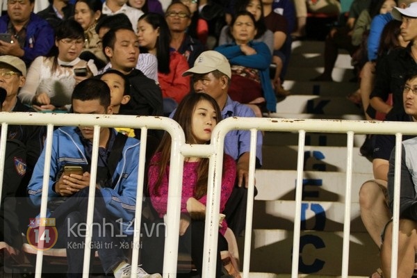 HAGL 5-1 Phú Yên: Fan cuồng lao xuống sân ăn mừng bàn thắng của Hồng Duy 6