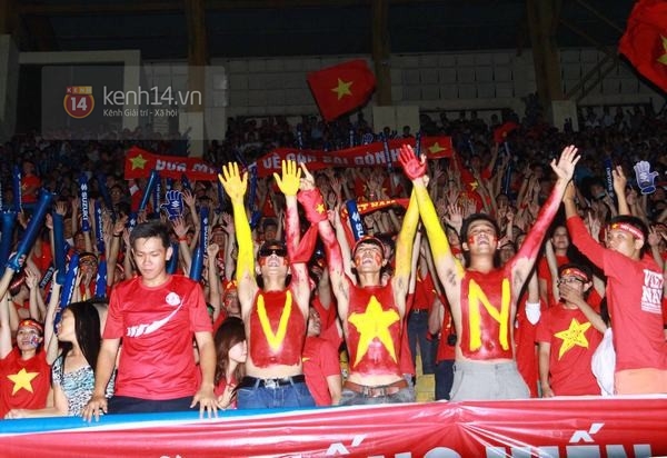 CĐV đốt pháo sáng ăn mừng tuyển Việt Nam vào Bán kết 8