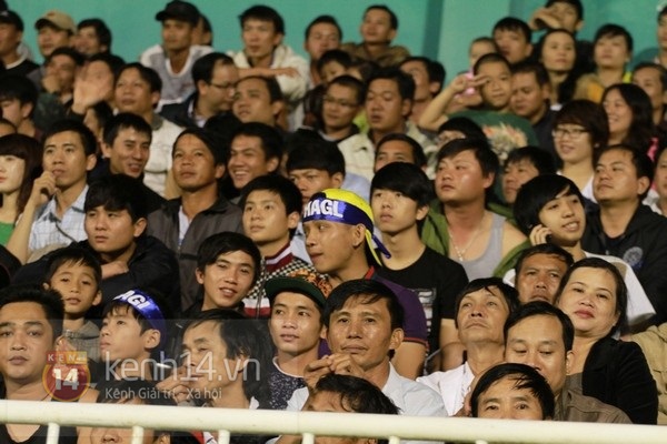 HAGL 5-1 Phú Yên: Fan cuồng lao xuống sân ăn mừng bàn thắng của Hồng Duy 7
