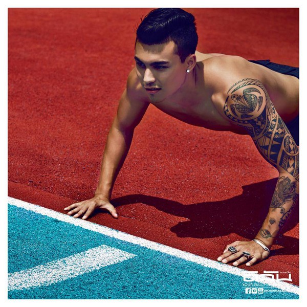 &ldquo;Hot boy&rdquo; Charyl Chappuis say đắm &ldquo;kh&oacute;a m&ocirc;i&rdquo; bạn g&aacute;i ở s&acirc;n bay 10