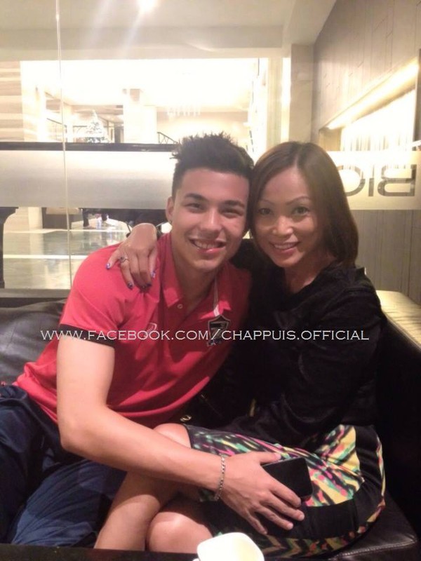 &ldquo;Hot boy&rdquo; Charyl Chappuis say đắm &ldquo;kh&oacute;a m&ocirc;i&rdquo; bạn g&aacute;i ở s&acirc;n bay 5
