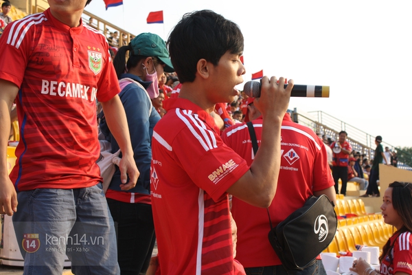 Ngộ nghĩnh hình ảnh cô bé dễ thương thi hát... karaoke trên khán đài V-League 2