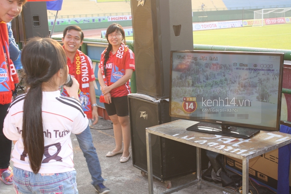 Ngộ nghĩnh hình ảnh cô bé dễ thương thi hát... karaoke trên khán đài V-League 4