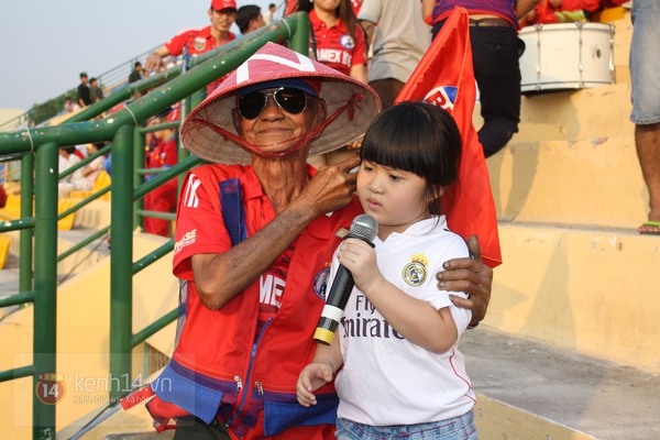 Ngộ nghĩnh hình ảnh cô bé dễ thương thi hát... karaoke trên khán đài V-League 3