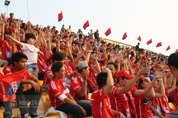 Ngộ nghĩnh hình ảnh cô bé dễ thương thi hát... karaoke trên khán đài V-League 5