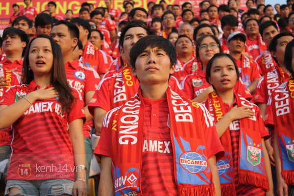 Ngộ nghĩnh hình ảnh cô bé dễ thương thi hát... karaoke trên khán đài V-League 7