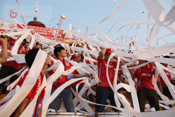 Ngộ nghĩnh hình ảnh cô bé dễ thương thi hát... karaoke trên khán đài V-League 9