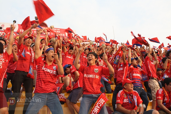 Ngộ nghĩnh hình ảnh cô bé dễ thương thi hát... karaoke trên khán đài V-League 10