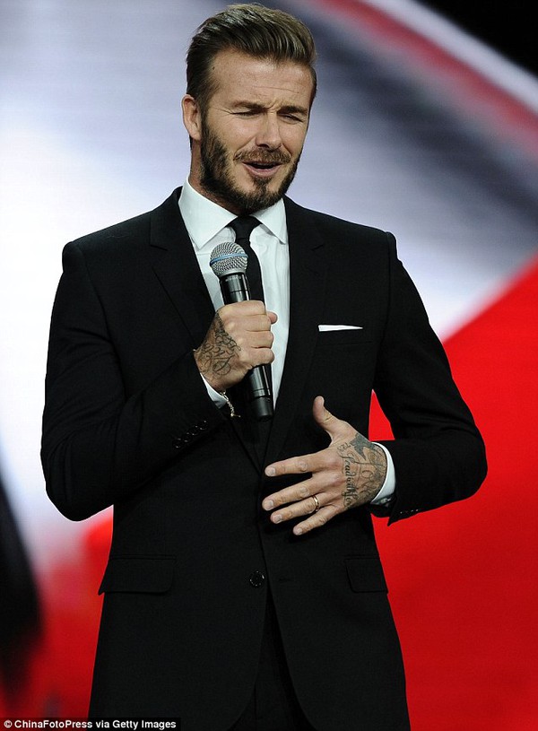 Beckham bị “ném đá” vì phụ kiện không ăn nhập với trang phục 4