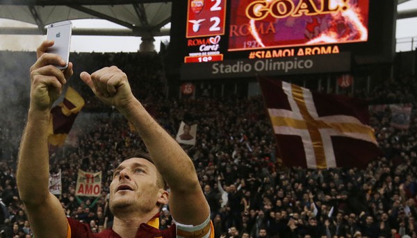 Totti đối mặt h&igrave;nh phạt v&igrave; "tự sướng" bằng iPhone 6 1