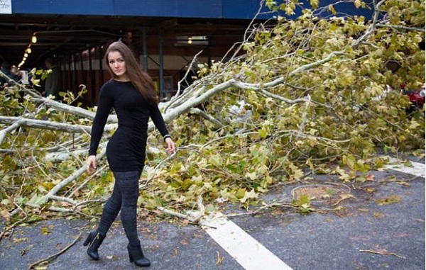 Người mẫu xin lỗi vì những bức hình “uốn éo” trong bão Sandy 1