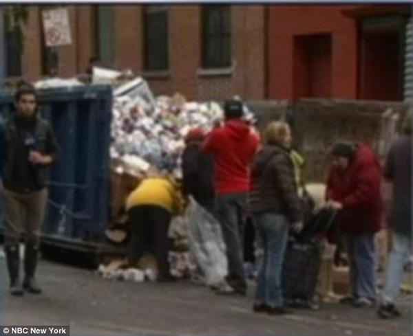 Sốc: Người dân New York lục thùng rác tìm đồ ăn sau bão Sandy 1