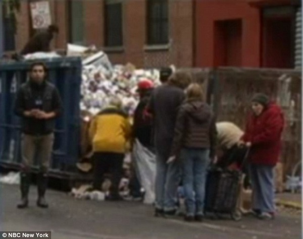 Sốc: Người dân New York lục thùng rác tìm đồ ăn sau bão Sandy 2