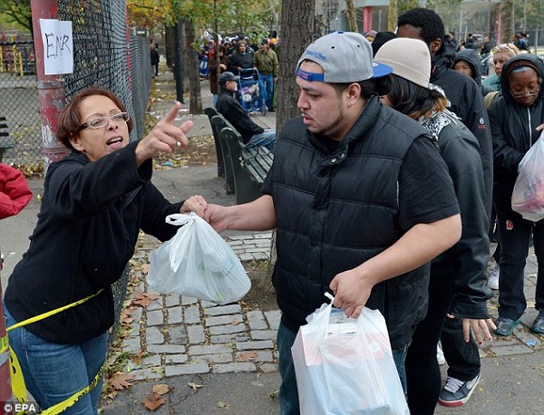 Sốc: Người dân New York lục thùng rác tìm đồ ăn sau bão Sandy 3