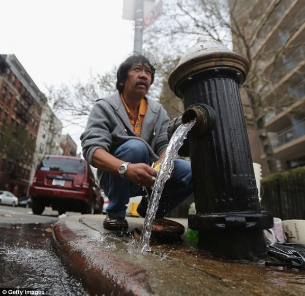 Sốc: Người dân New York lục thùng rác tìm đồ ăn sau bão Sandy 4