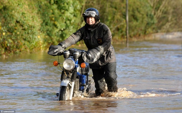 Nước Anh chìm trong lũ lụt 10