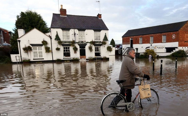Nước Anh chìm trong lũ lụt 11